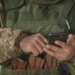 Телефон на передовой — ориентир для врага: Минобороны напомнило о запрете для военных