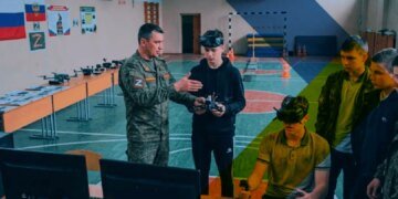 На ТОТ старшокласників готують до служби в армії рф та підрозділах БпЛА – ЦНС