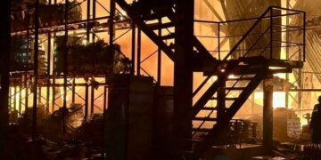 Атака на Днепр: враг нанес удар по складам с продуктами, есть раненые. ФОТО