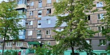 Ранкова атака на Дніпро: поранено жінку, пошкоджено кілька будинків