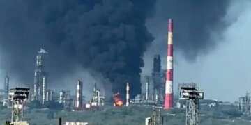 После атаки дронов горит Сизранский нефтеперерабатывающий завод. ВИДЕО