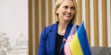 Дипломатия глухих телефонов: экс-посол Бринк рассказала, как Трамп “подставил” посольство США в Украине