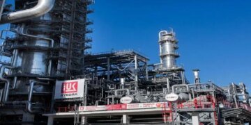 Четвертий за величиною НПЗ "лукойлу" частково призупинив виробництво після атаки дрона – ЗМІ