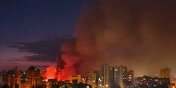 У Києві продовжується масована ракетна атака, зафіксовано численні влучання