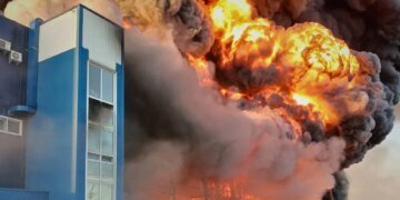Райони Київщини вночі були під масованою атакою рф, спалахнули пожежі та зруйновані будинки