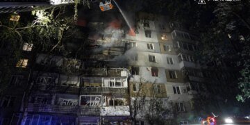 У Черкасах через атаку дрона загорілась багатоповерхівка, 11 людей травмовано