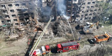 У двох районах Києва досі триває рятувальна операція після атаки рф, під завалами можуть бути люди – ДСНС