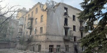 росіяни скинули авіабомбу на багатоповерхівку у Дружківці, є загибла і п'ятеро поранених