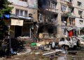 росіяни вдарили по Павлограду та понівечили багатоповерхівку
