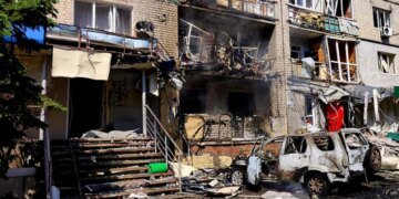 росіяни вдарили по Павлограду та понівечили багатоповерхівку