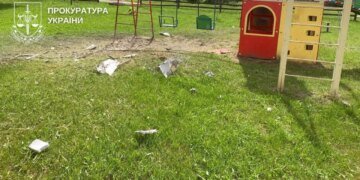 росія атакувала дроном дитячий майданчик на Сумщині – поранено двох жінок