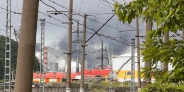 В российском Туапсе снова горит нефтебаза: пятая крупная атака дронов. ВИДЕО