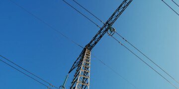 П'ять областей частково без світла через атаки рф та негоду, на Харківщині поранено енергетиків