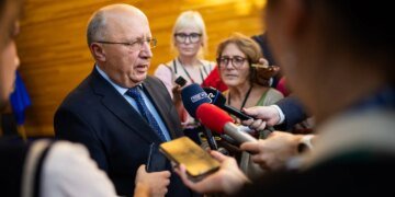 Єврокомісар закликав країни ЄС відкрити арсенали для Україні і відмовитися від зброї "від кутюр" – FT