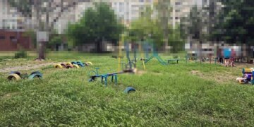 Обстріл дитячого майданчика у Херсоні: загинув чоловік, його дружина та доньки поранені