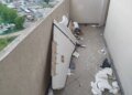 Під Києвом ворожий дрон влучив у технічний балкон багатоповерхівки