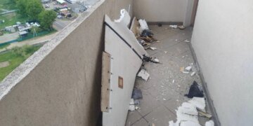 Під Києвом ворожий дрон влучив у технічний балкон багатоповерхівки