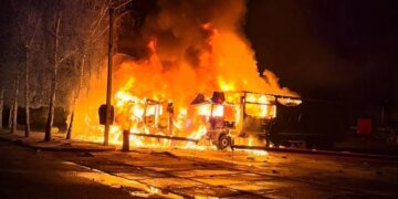 На Чернігівщині через атаку російського дрона загинув чоловік, згоріли сім вантажівок