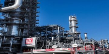 Reuters: крупнейший НПЗ “Лукойла” остановил половину мощностей после удара БПЛА