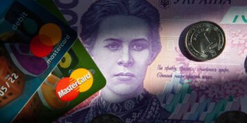 Переводы на карту могут признать доходом: когда украинцам начислят налоги и штрафы
