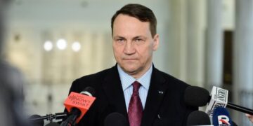 Сикорский сравнил действия РФ против Балтии с разделами Польши и вторжением 1939 года