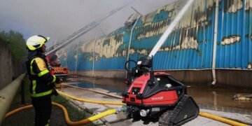У Дніпрі з роботами загасили пожежу на 10 тисячах квадратів після атаки рф