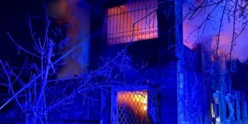 У Дніпрі через російську атаку частково зруйновано двоповерховий будинок, постраждала жінка