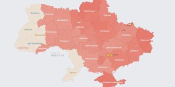 росія здійснює комбіновану атаку: запущено ракети «Калібр», балістику та десятки дронів по Україні
