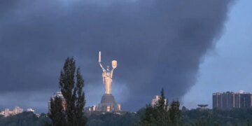 Київ затягнуло їдким димом після масованої російської атаки