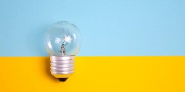 рф атакувала енергетику і нафтогазову галузь, є знеструмлення у Києві та 7 областях, поранено енергетиків
