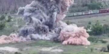 Мощный взрыв и тотальная детонация: украинские истребители Су-27 уничтожили скопление живой силы врага. ВИДЕО