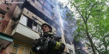 Россияне нанесли удар по многоэтажному дому в Херсоне: есть погибшие и раненые. ВИДЕО