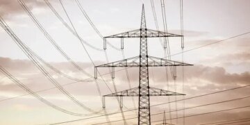В Україні через обстріли частково знеструмлені шість областей, на Сумщині дроном поранено енергетика – Міненерго