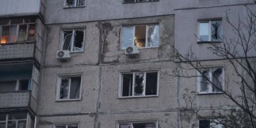 Ворог вдарив дронами по багатоповерхівці у Запоріжжі: 10 поранених