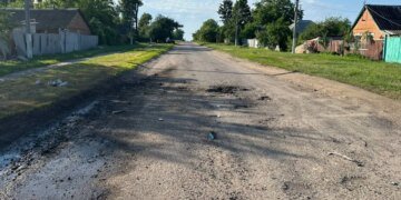 Російський дрон атакував дві родини на вулиці на Харківщині, серед поранених діти