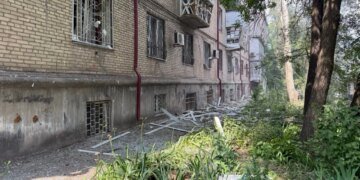 Удар рф по супермаркету в Запоріжжі – поранено дитину та її батька