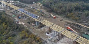 Мост построили, металлические конструкции списали как лом: двух чиновников будут судить на Буковине