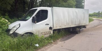 росіяни вдарили дроном по автівці, яка розвозила хліб на прикордонні Чернігівщини
