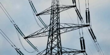 В Україні через обстріли частково знеструмлені шість областей, на Харківщині БПЛА атакував авто енергетиків – Міненерго