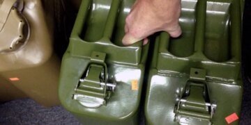 Циничный живой щит: армия РФ прячет топливо в гражданских авто и рискует жизнями гражданских. ВИДЕО
