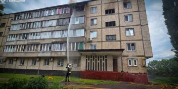 Пожар в многоэтажном доме в Киевской области: огонь охватил квартиру и крышу здания