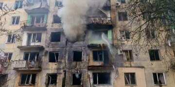 росіяни атакували Павлоград – пошкоджено багатоповерхівку, четверо людей поранені