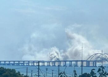 В Крыму атаковали ещё два моста: взрывы разорвали полуостров, перекрыты сухопутные подъезды