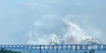 В Крыму атаковали ещё два моста: взрывы разорвали полуостров, перекрыты сухопутные подъезды