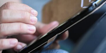 Прослуховування телефона – як дізнатись, чи стежать за вами, і як захиститись