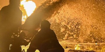 Понад 2 тис. кв. м у вогні – на Київщині триває ліквідація масштабної пожежі