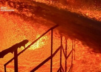 Под Киевом тушат крупный пожар, возникший в результате российской атаки