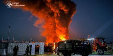 Масштабну пожежу після удару рф на Київщині загасили, залучали спецтехніку аеропорту "Бориспіль"