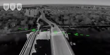 Військові показали унікальні кадри ураження мосту в Армянську