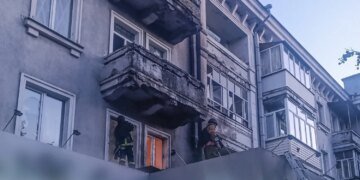 росіяни вдарили по Шостці та поранили жінку з трирічною дитиною